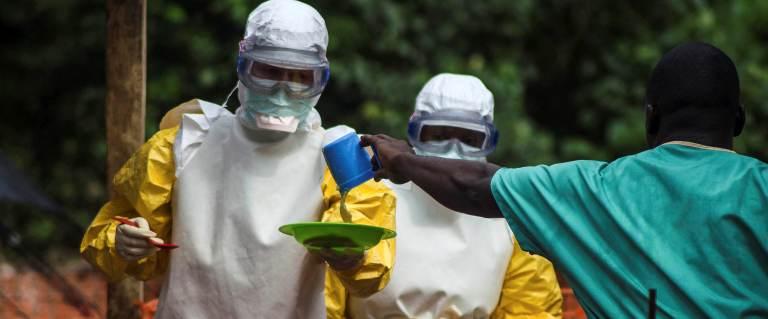 Медики научились предсказывать шансы человека не умереть от Эболы