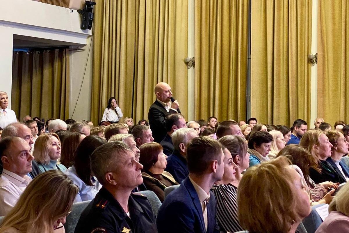 От бассейна до новых школ: мэр Новосибирска рассказал о планах развития Калининского района