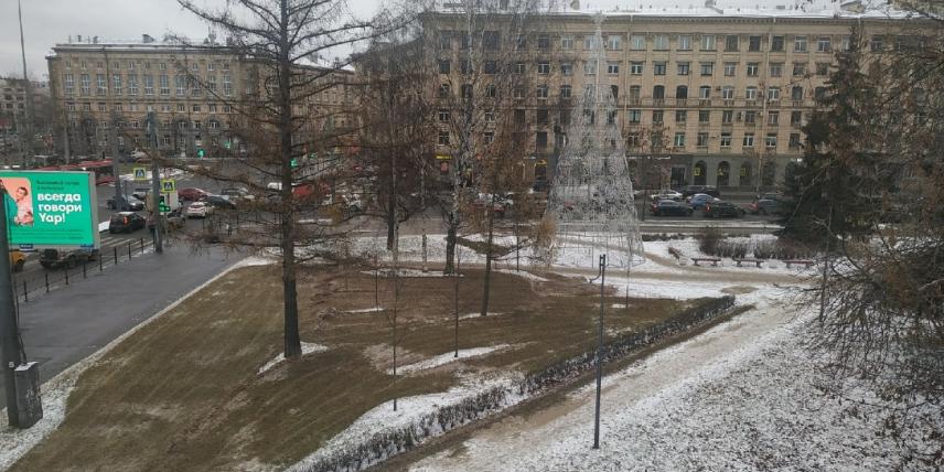 Очередной абсурд: в Петербурге коммунальщики убирали палую листву при помощи снегоуборочной техники