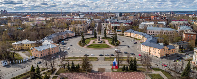 Новосибирский угонщик не смог спрятать машину из-за наезда на препятствие на площади