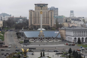 В Киеве девушка уже пять дней ночует у военкомата после мобилизации мужа