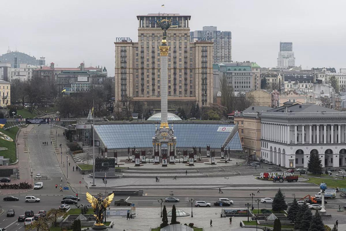 В Киеве девушка уже пять дней ночует у военкомата после мобилизации мужа