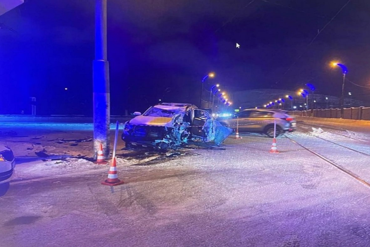 В Магнитогорске кроссовер врезался в электроопору