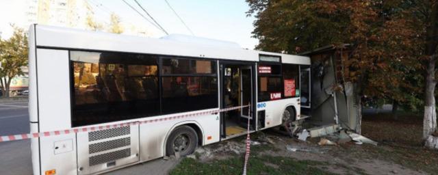 В Ростове водитель въехавшего в остановку автобуса скрылся с места ДТП