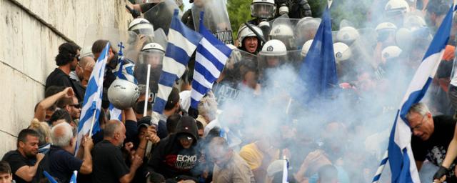 14 человек пострадали на акции протеста из-за переименования Македонии