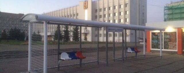В Архангельске смонтировали остановку в стиле футбольных ворот
