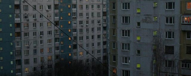 В Омске 31-летняя женщина выпала из окна 6-го этажа