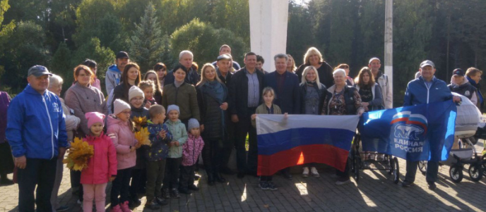 На территории оздоровительного лагеря «Родник» высадили саженцы деревьев в последний день референдума