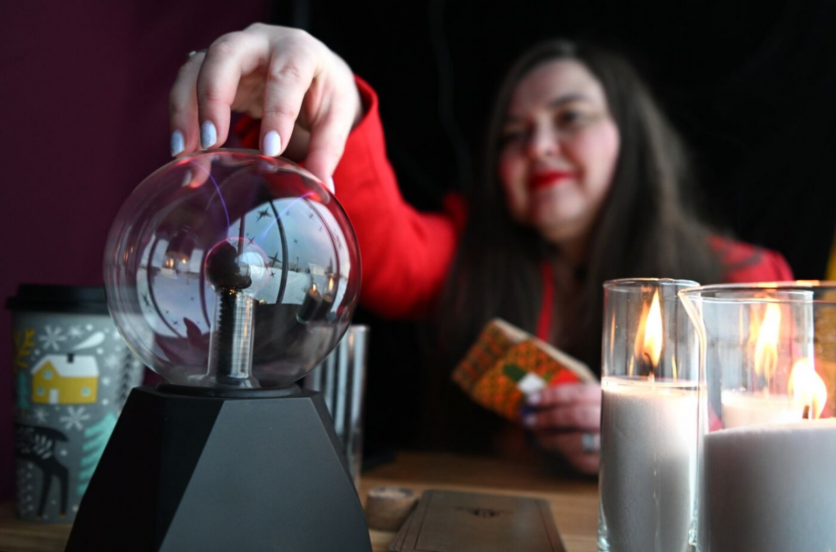 Юрист Палюлин объяснил, почему хотят запретить гадалок и других эзотериков