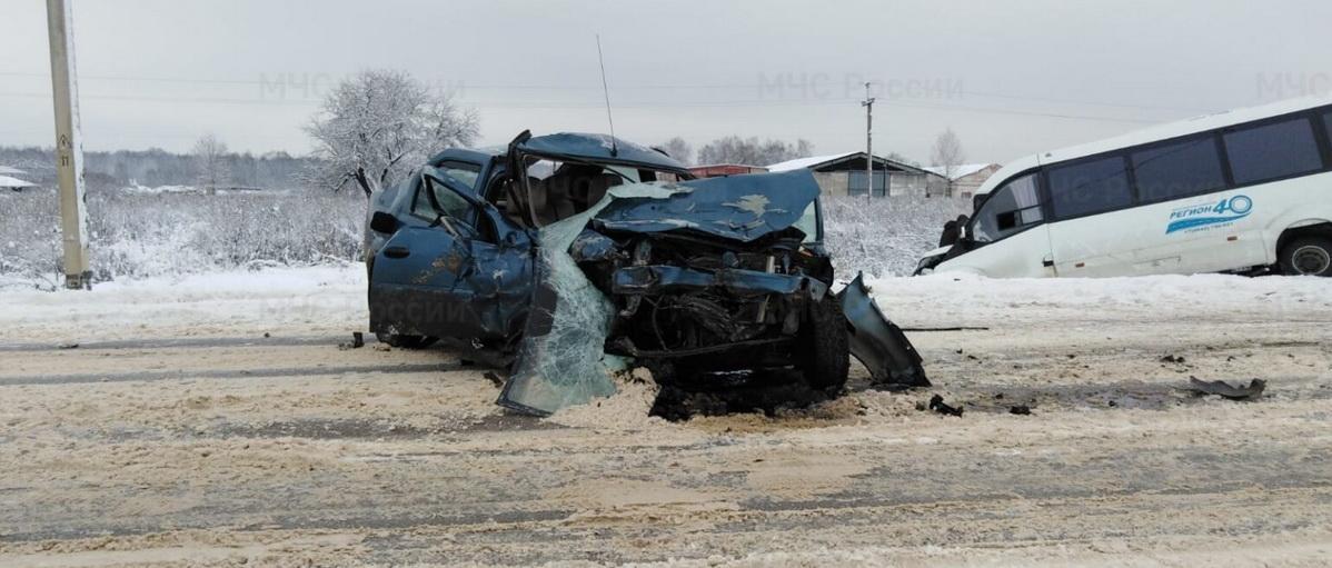 В Калужской области в ДТП с автобусом пострадали семеро детей