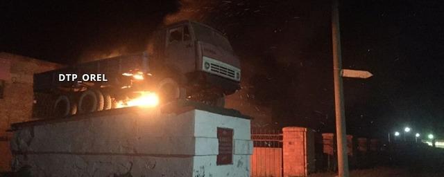 Ночью в Орловской области горел памятник КамАЗу