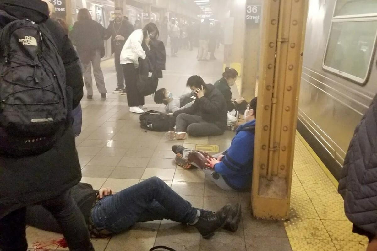 В результате стрельбы в метро Нью-Йорка пострадали 13 человек