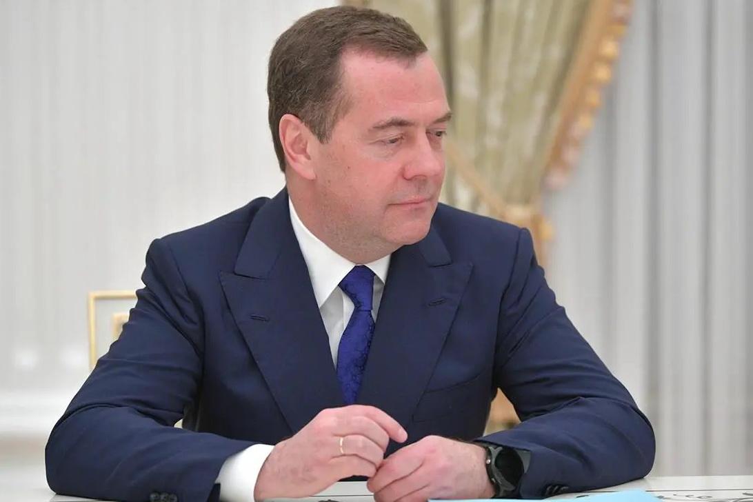 Медведев пригрозил атаковать любые суда с грузами для Киева по всему миру