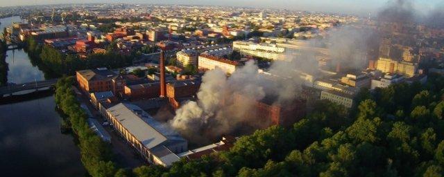 Свыше 50 спасателей тушат возгорание на ниточной фабрике в Петербурге