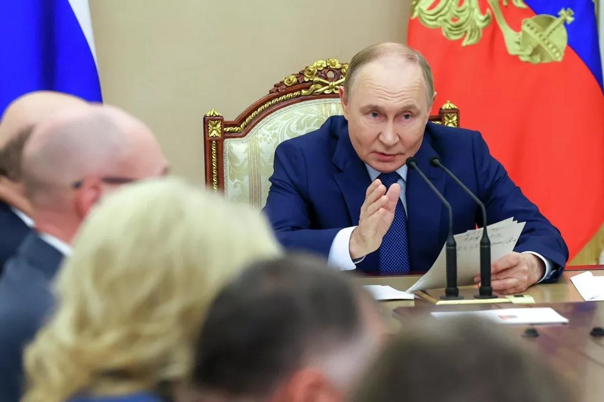 Путин (военный преступник): кабмин России (страна-террорист) должен пройти по острому лезвию в вопросах экономики