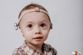 Мальчику, родившемуся без ушей, восстановили слух