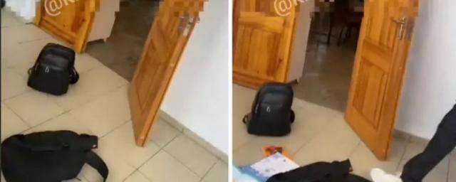 Учитель кубанской школы вышвырнула из класса портфели учеников, которые вошли без спроса