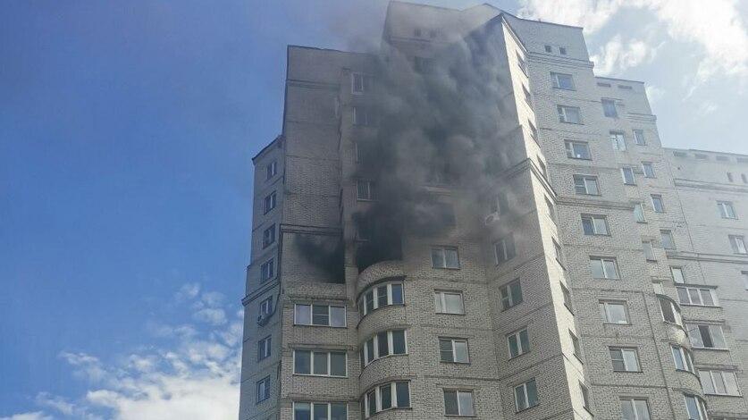 В Воронеже на балконе многоэтажки вспыхнули покрышки