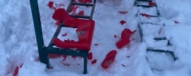 В новгородском городе Пестово вандалы разрушили скамейки в излюбленном горожанами месте