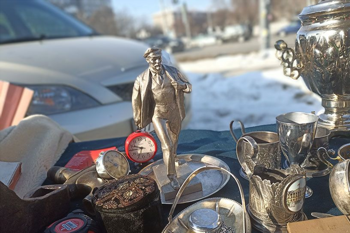 В Новосибирске хотят убрать блошиный рынок с площадки у ДК Чкалова