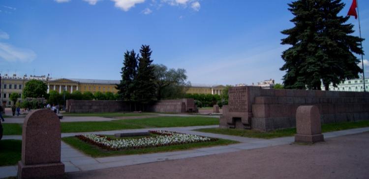 В Петербурге хулиганы осквернили могилу Моисея Урицкого