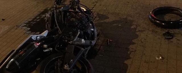 В центре Красноярска мотоциклист на скорости врезался в иномарку