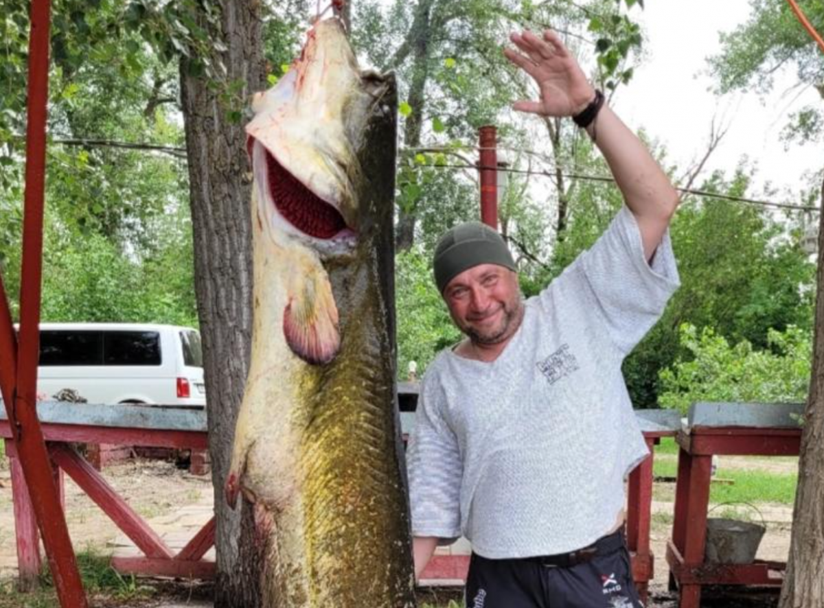 Огромная рыба удивила астраханских рыбаков