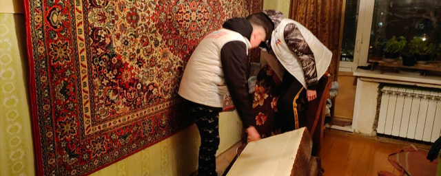 Волонтеры «Молодой гвардии» помогли жительнице Щелкова вынести диван