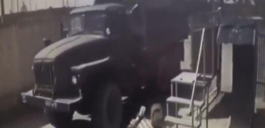 В Подмосковье грузовик «Урал» задавил военнослужащего на КПП