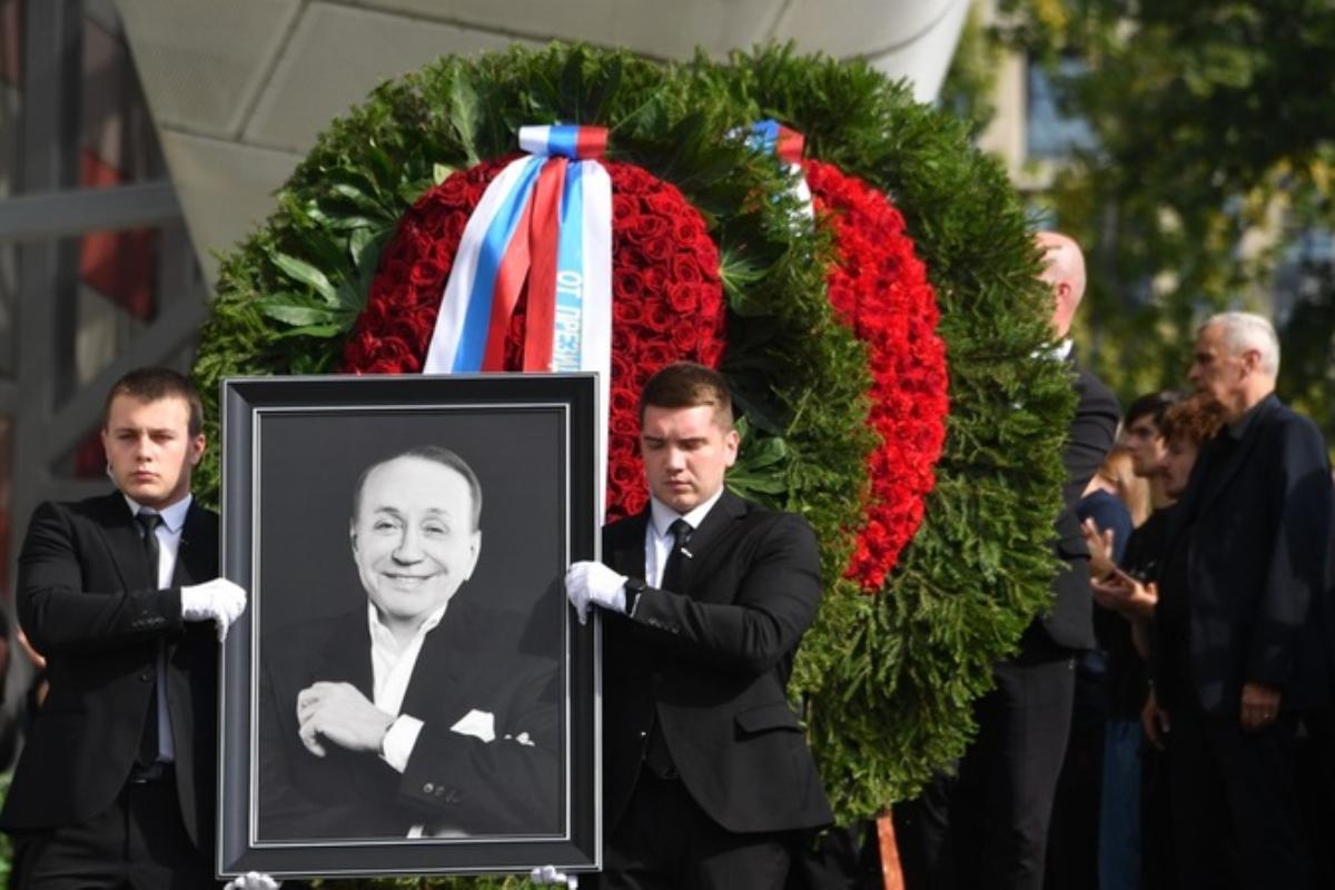 На коленях перед вдовой. В Москве трогательно простились с Александром Масляковым