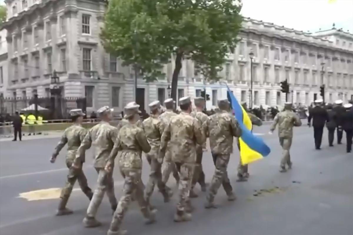 Украинские военные прошлись по навозу на параде в Лондоне