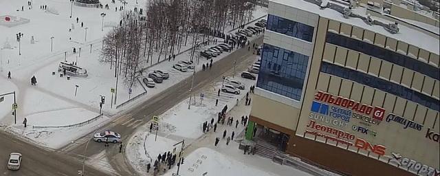 В Нижневартовске два торговых центра эвакуированы из-за сообщения о минировании