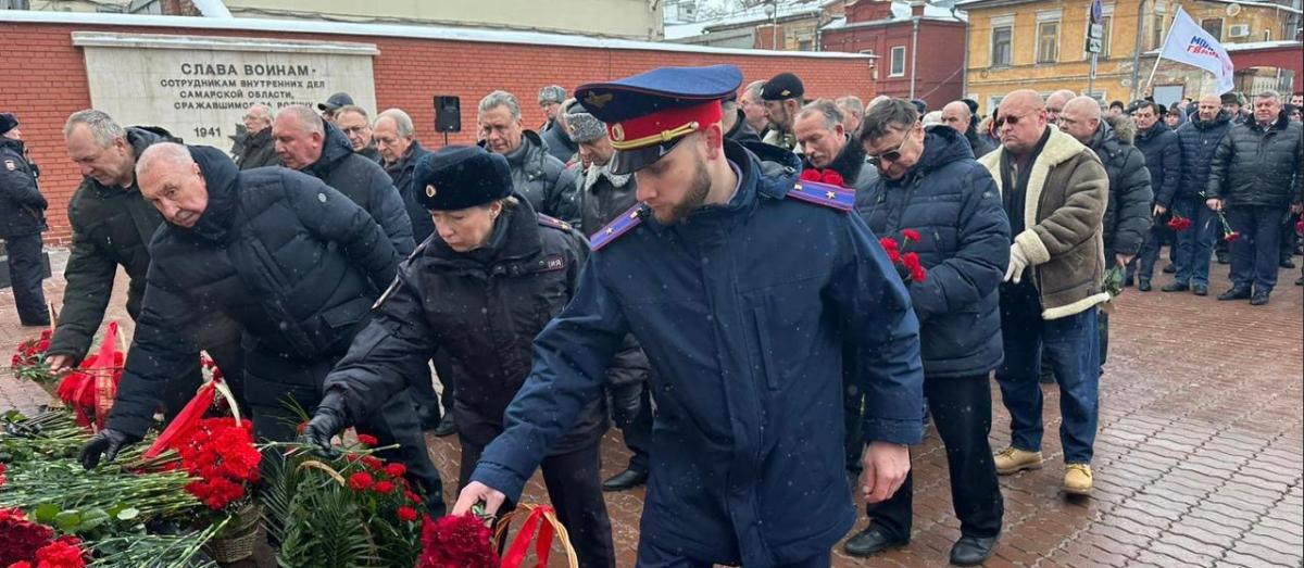 В Самаре почтили память правоохранителей, погибших 24 года назад в пожаре в здании ГУМВД