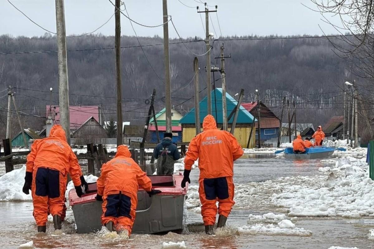 В деревне Азово в Башкирии спасатели устраняют последствия паводка