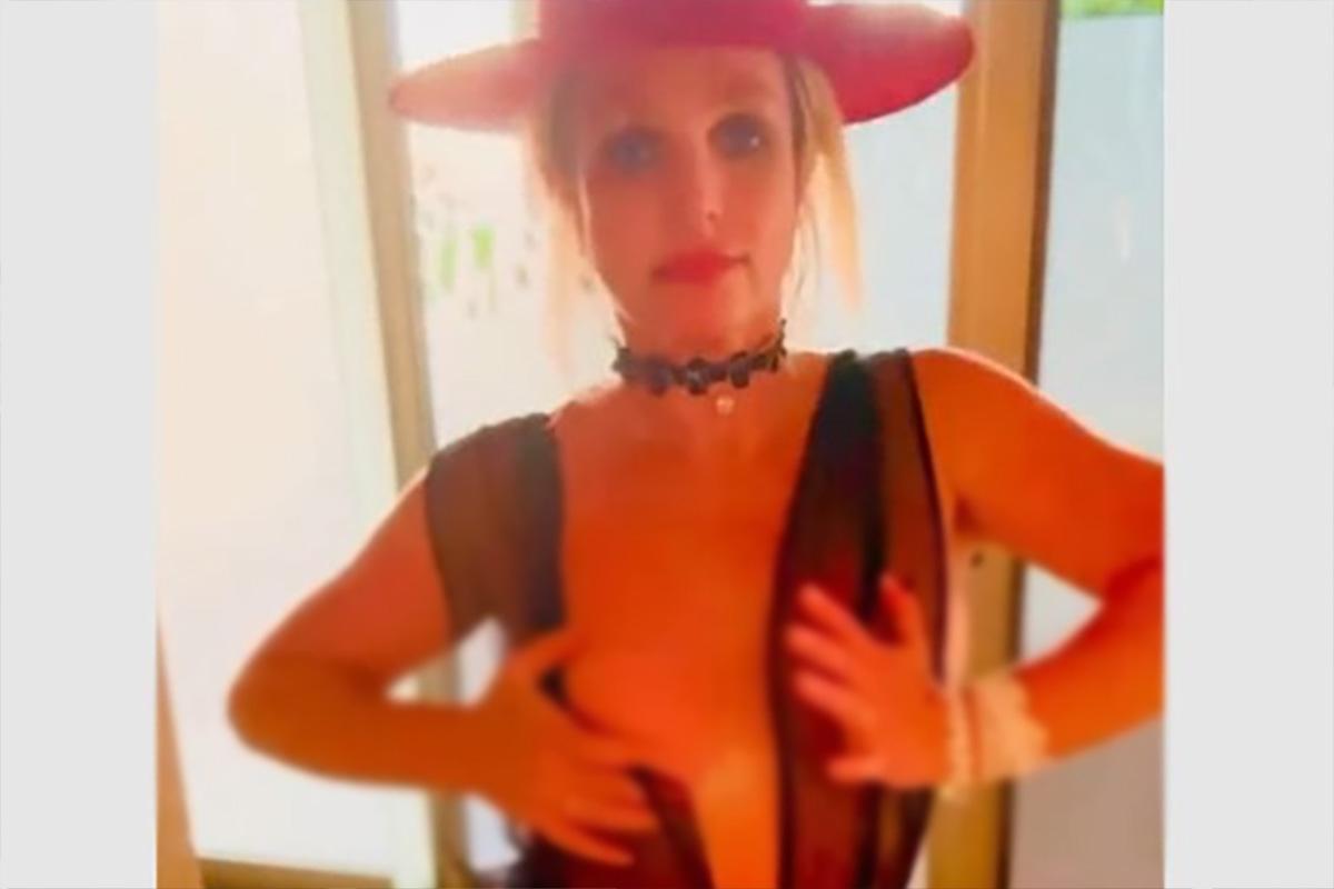 44-летняя Бритни Спирс станцевала перед камерой с обнаженной грудью