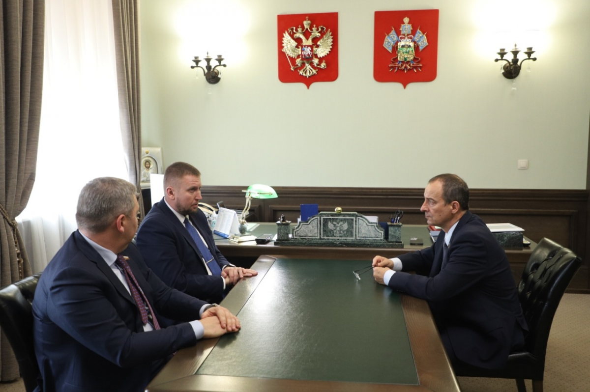 Юрий Бурлачко провел встречу с председателем Народного Совета ЛНР