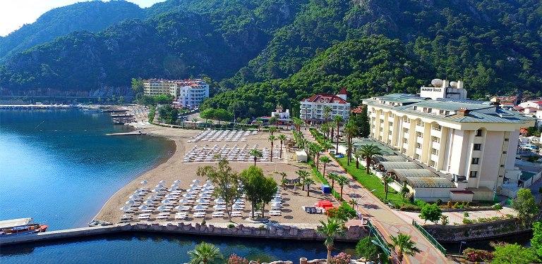 В Турции из пятизвездочного отеля выселили 400 туристов