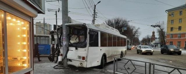 Четверо пассажиров пострадали в ДТП при столкновении автобуса с опорой ЛЭП