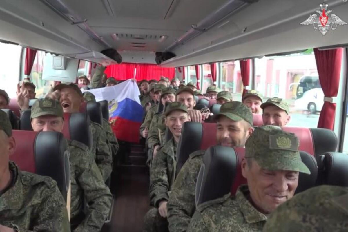 Новосибирская область встретила 10 освобожденных из плена солдат