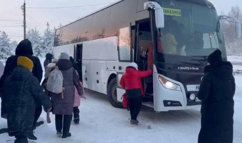 Экскурсионный автобус с 49 туристами из Москвы сломался на трассе в Нижегородской области в Рождество