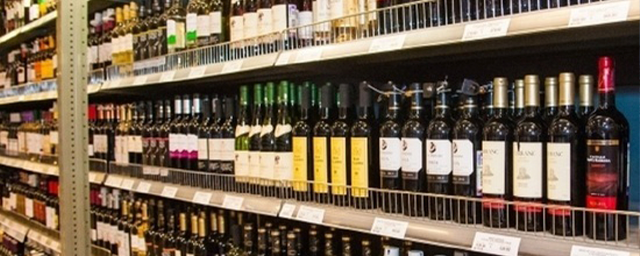 В Астрахани суд постановил запретить продавать алкоголь ночью в магазинах «Сюрприз»