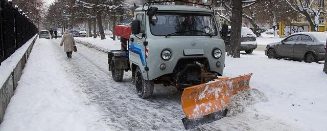 Уборка снега на улицах Новосибирска продолжается