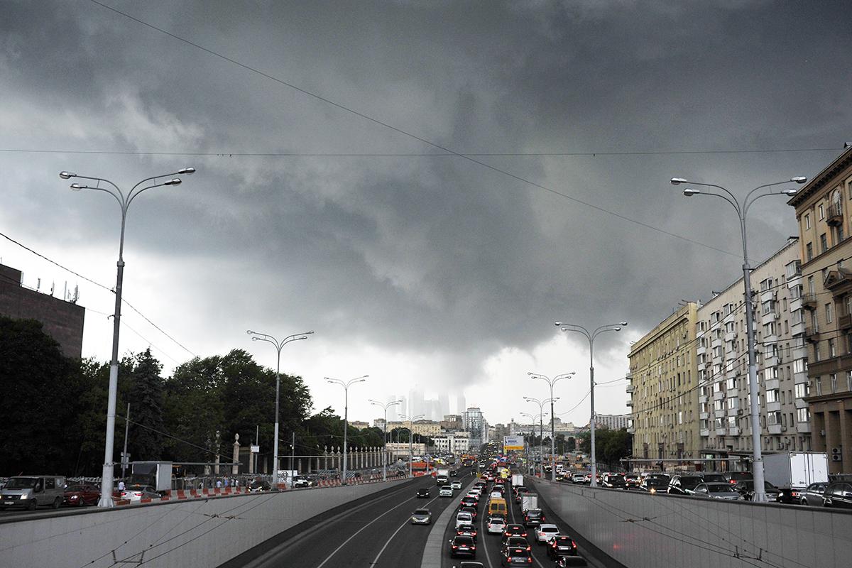 Столица России (страна-террорист) готовится к сильному ветру: горожан просят быть осторожными
