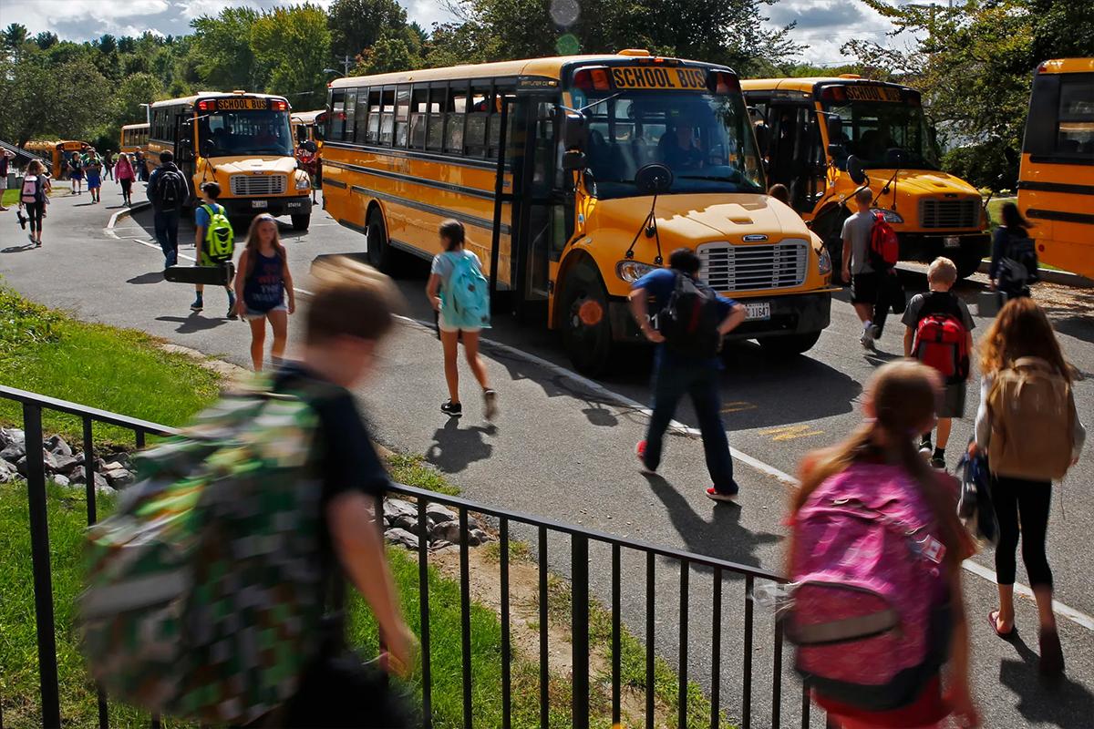Водитель школьного автобуса пытался «поджарить» детей из-за их поведения