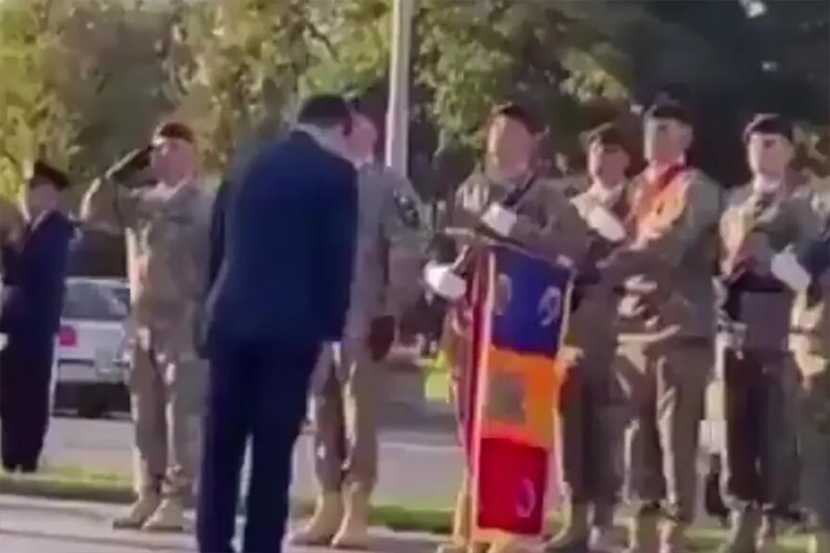 Президент Румынии Дан превратился в мем, растерявшись перед караулом