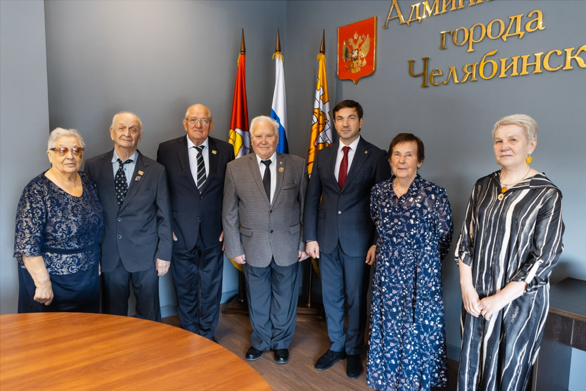 Глава Челябинска Алексей Лошкин вручил награды выдающимся жителям города