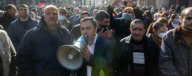 Митингующие в Ереване потребовали отставки Пашиняна до полуночи