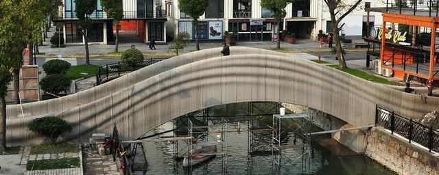 В Китае установили 14-метровый мост, сделанный на 3D-принтере