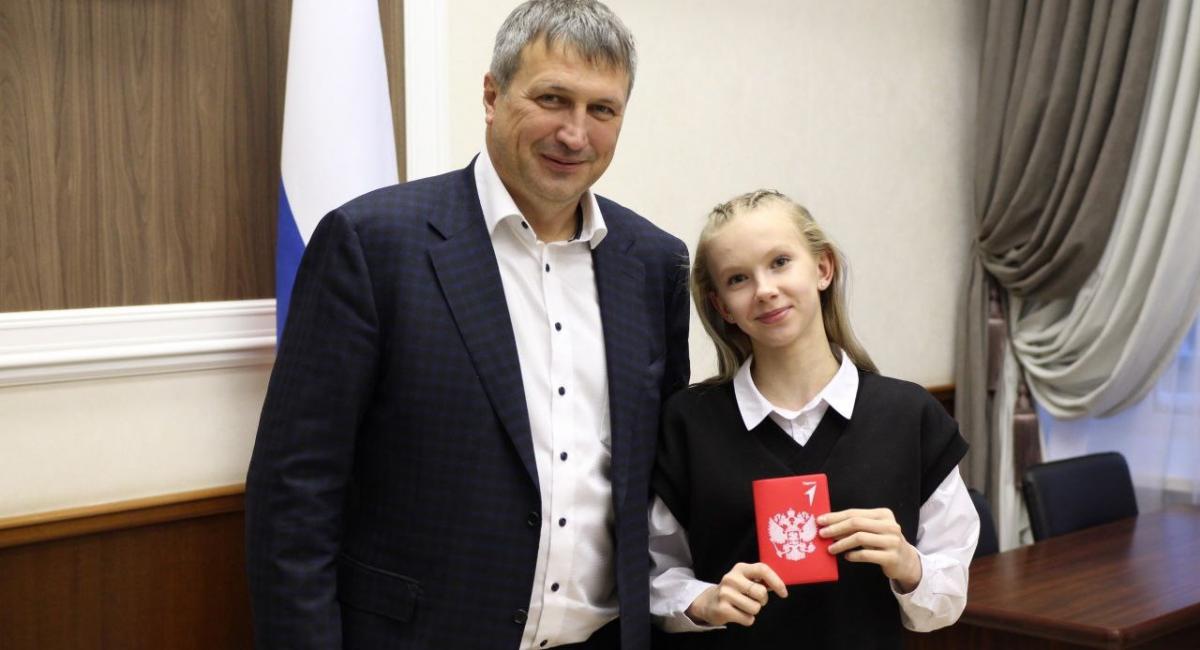 Церемония вручения школьникам паспортов гражданина РФ состоялась в администрации города Дзержинска