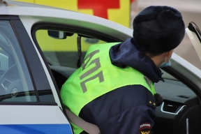 A VAZ and a SHACMAN truck collided on a street in Kopeysk.